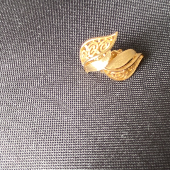 Trifari Patterned Gold Leaf Clip On Earrings - Picture 5 of 7